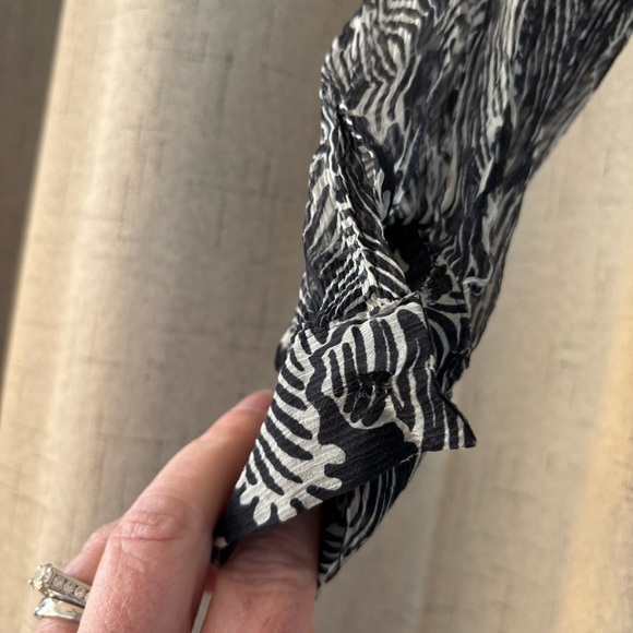 kimchi & blue Black and White Sheer flirty Dress. Multi-patterned.Likely size XS - Picture 10 of 10